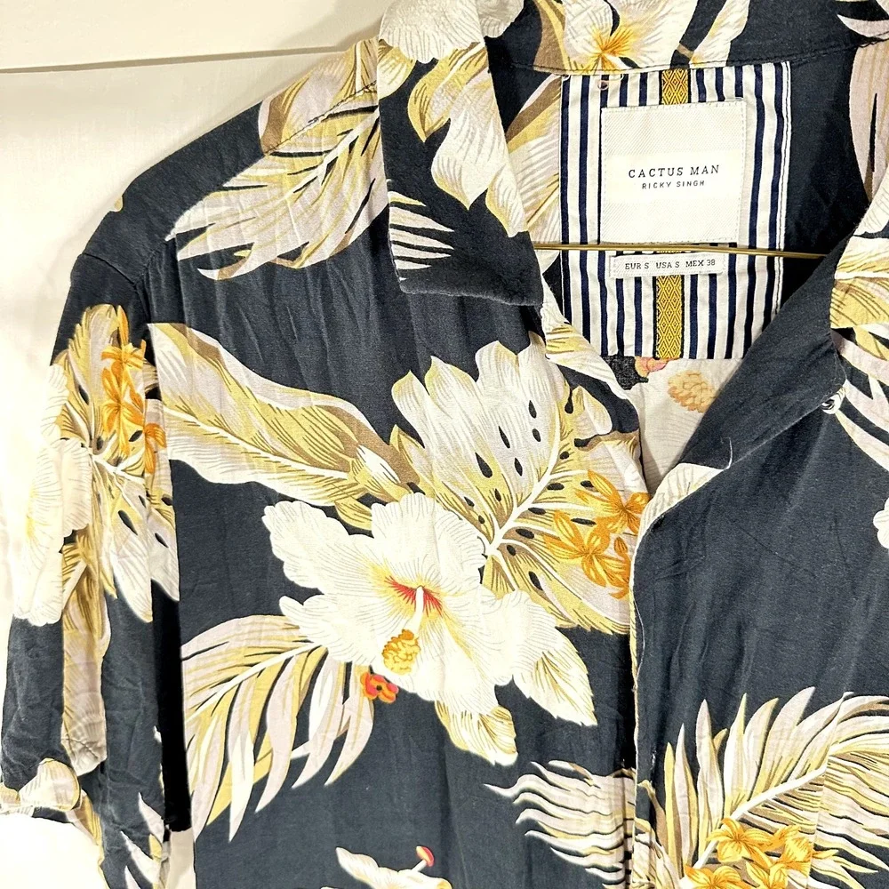 Men's  Hawaiian Floral Cactus Man Ricky Singh Shirt Size Small Button Down - Picture 4 of 5